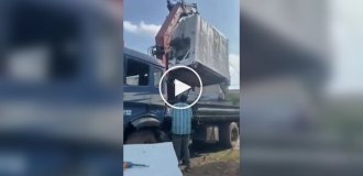 Мужчина чудом не погиб под упавшим генератором