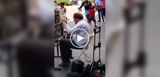 Чоловік грає на пляшках з водою