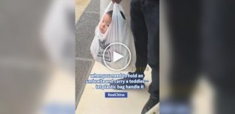 В Китае мужчина нес ребенка в пакете