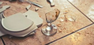 Restaurant customers smashed plates "for luck" and then saw the bill (2 photos + 1 video)