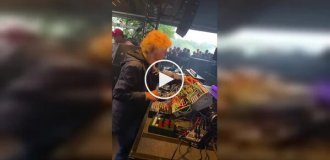 Немецкая техно-бабушка прославилась благодаря футуристичному музыкальному компьютеру