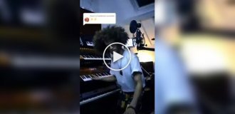 Создал песню на коленке