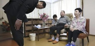 In Japan, the police chief apologized to a man for the years of his life lost in prison (3 photos + 1 video)