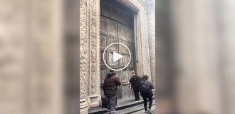 У Буенос-Айресі банківські двері щоранку зникають під землею