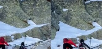 Семейная пара поднялась на самую высокую гору Польши с младенцем (3 фото + 1 видео)