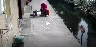 Everything went awry: a courier drowned his scooter