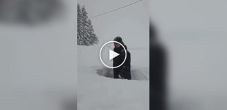 Мужчина забавно продемонстрировал, что намело почти два метра снега