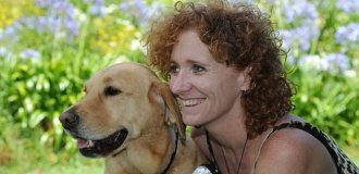 Она наклонилась поцеловать собаку, ударилась головой — и прозрела после 13 лет слепоты (13 фото)
