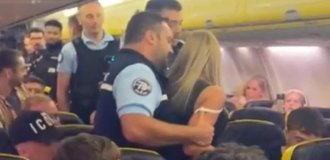 British couple fought with flight attendants and spat on Ryanair flight (5 photos + 1 video)