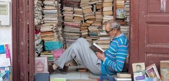 73-year-old bookseller Mohamed Aziz from Morocco reads from 6 to 8 hours a day (3 photos)