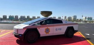 В Казахстане МЧС начало использовать Cybertruck (3 фото + 1 видео)