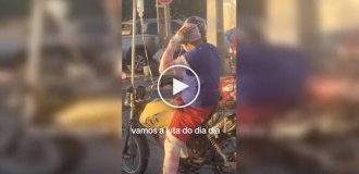 «Він явно має бути в лікарні»: мотоцикліст у бинтах та з крапельницею
