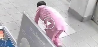 Мальчик получил пощечину за то, что влез без очереди за хлебом