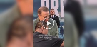 Брендан Фрейзер помог фанату сделать совместную фотографию