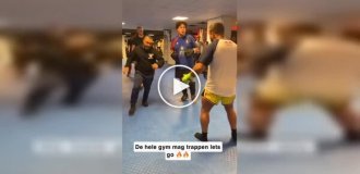 Демонстрация выносливости: мужчина принимает удары на себя