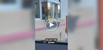 Вежливый енот в очереди за пончиком