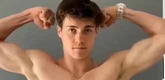 Blogger does 16,000 push-ups and shows impressive results (3 photos + 2 videos)