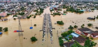 Таиланд затопило настолько, что люди вынуждены карабкаться по линиям электропередач (фото + 2 видео)