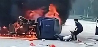 Чиновник в Китае голыми руками спас водителя из горящей машины (2 фото + 1 видео)
