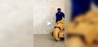 Хлопець зробив картонний мотоцикл-трансформер