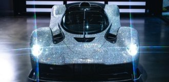 Aston Martin Valkyrie Spider обклеили стразами (1 фото + 3 видео)