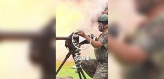 Демонстрация военной подготовки студентов китайского колледжа