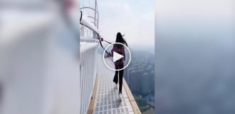 In one of the cities in China, there is a platform for walking along the edge of a skyscraper