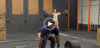 Тренировка с риском: маты подвели спортсмена во время подъема веса