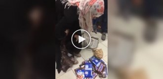Две женщины пытались вынести под юбкой продукты из магазина