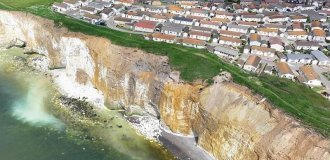One step away from the abyss: the houses of the residents of the resort town will soon be swallowed up by the sea forever (7 photos)