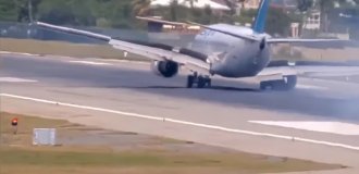 Жёсткая посадка самолета на карибском острове (1 фото + 2 видео)