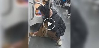 Женщина протерла пролитый напиток собственным шарфом