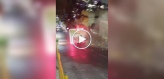 В Мехико грузовик потерял управление и врезался в жилой дом