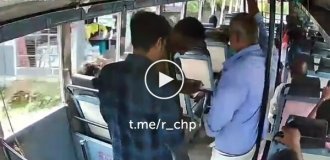 Кондуктор автобуса спас пассажира