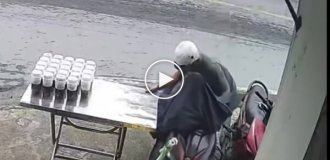 Мужчина пытался вытащить мотоцикл и случайно перевернул стол с чаем