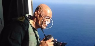 Фотограф высунулся из самолета во время полета