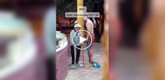Бабуся не могла відвести око від тіла молодого хлопця