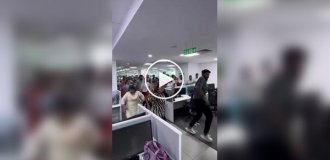 In India, employees began to dance at the sight of a foreign client