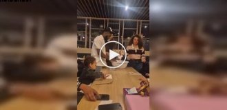 Они устроили гендер-пати прямо в ресторане — остальные посетители этого не забудут