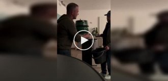 Когда открытие идет не по плану: мужчина вбил кран прямо в пивную бочку