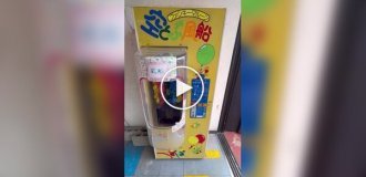 Японський автомат із продажу гелієвих куль
