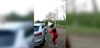 A woman in pajamas chased a man who stole Christmas decorations