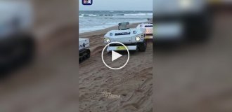 Smart robots have begun cleaning beaches in China
