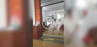 Мужчина тренирует «стальные яйца», получая удары бревном весом 40 кг