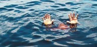 Indian official drowned in river. Divers refused to save him until they were paid for it (4 photos)