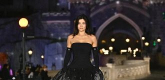 Kylie Jenner closed the Coperni show, which took place in Disneyland Paris (2 photos + 3 videos)