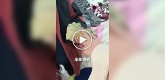 Китайский мальчик полгода копил деньги, чтобы порадовать маму