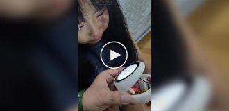 Девочка прощается со своим сломанным роботом