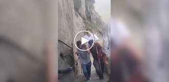 В Индии туристы с деньгами могут не утруждать себя подъемом на гору Гирнар