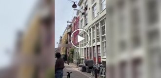 В Амстердаме грузчики превращают обычную доставку в зрелище